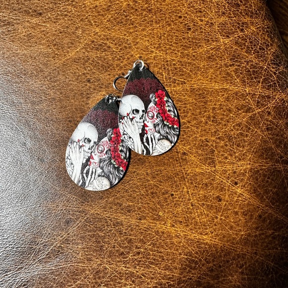 Halloween Earrings Skeleton Tear drop shaped leather pierced earrings - Picture 5 of 11